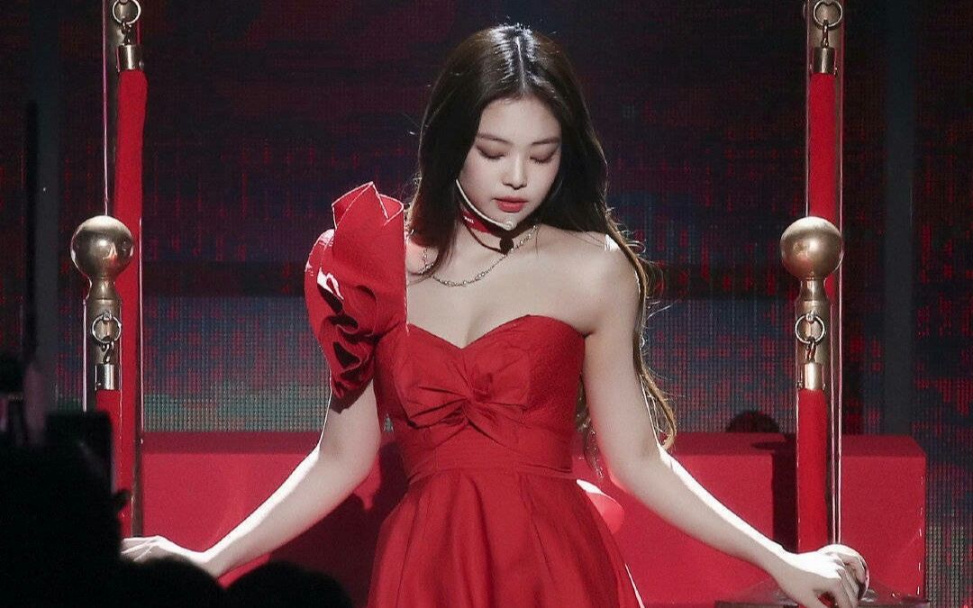 [图]金珍妮JENNIE-solo超清1080p现场版 绝命减肥药！这个直角肩awsl (ㄒoㄒ）~~