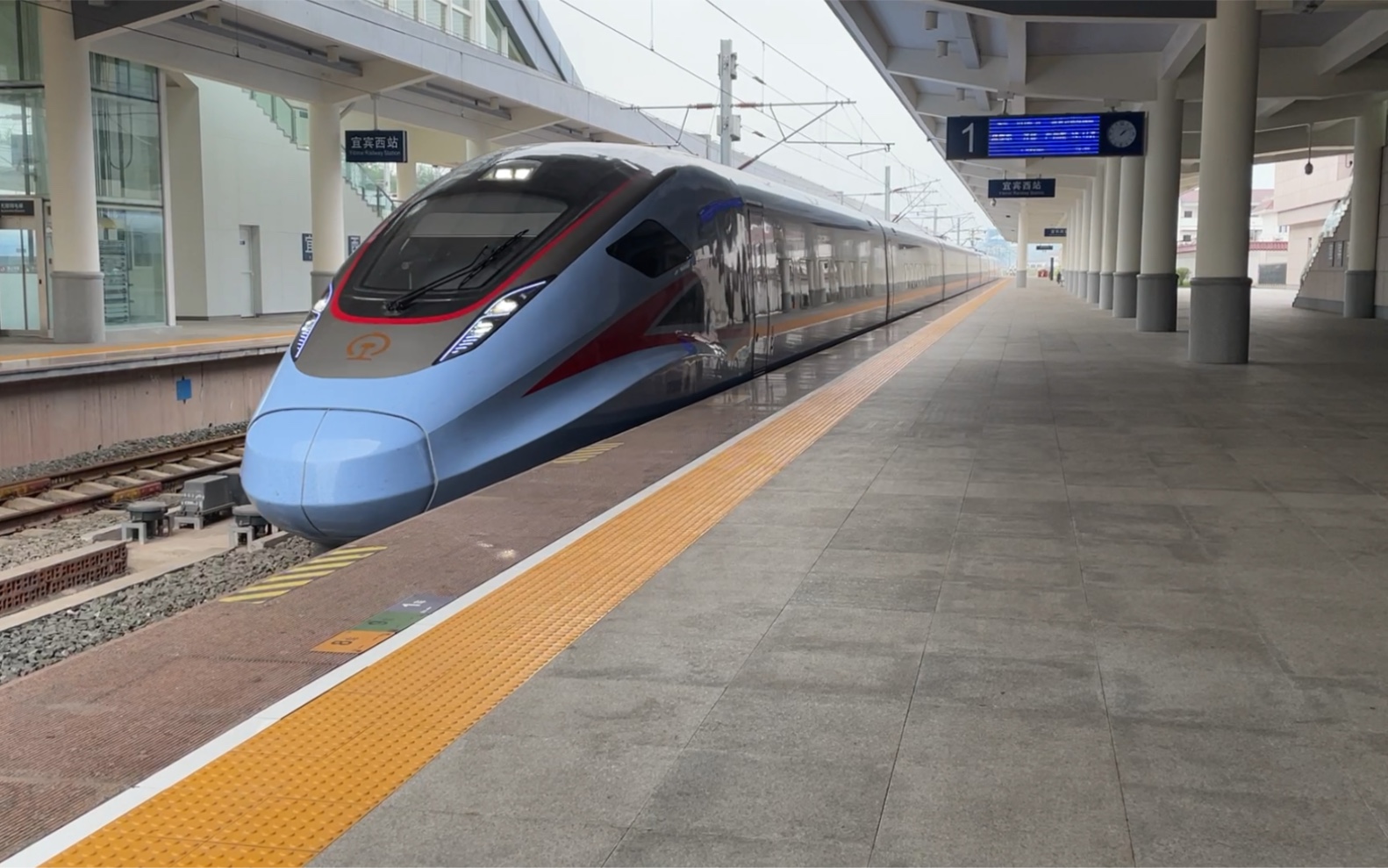 复兴号宜宾站进站