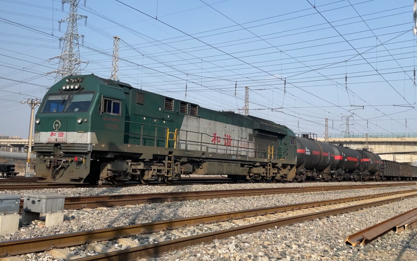 于虎线转弯桥站沈局梅段hxn52043双司机室2000系机车牵引上行摘挂列车