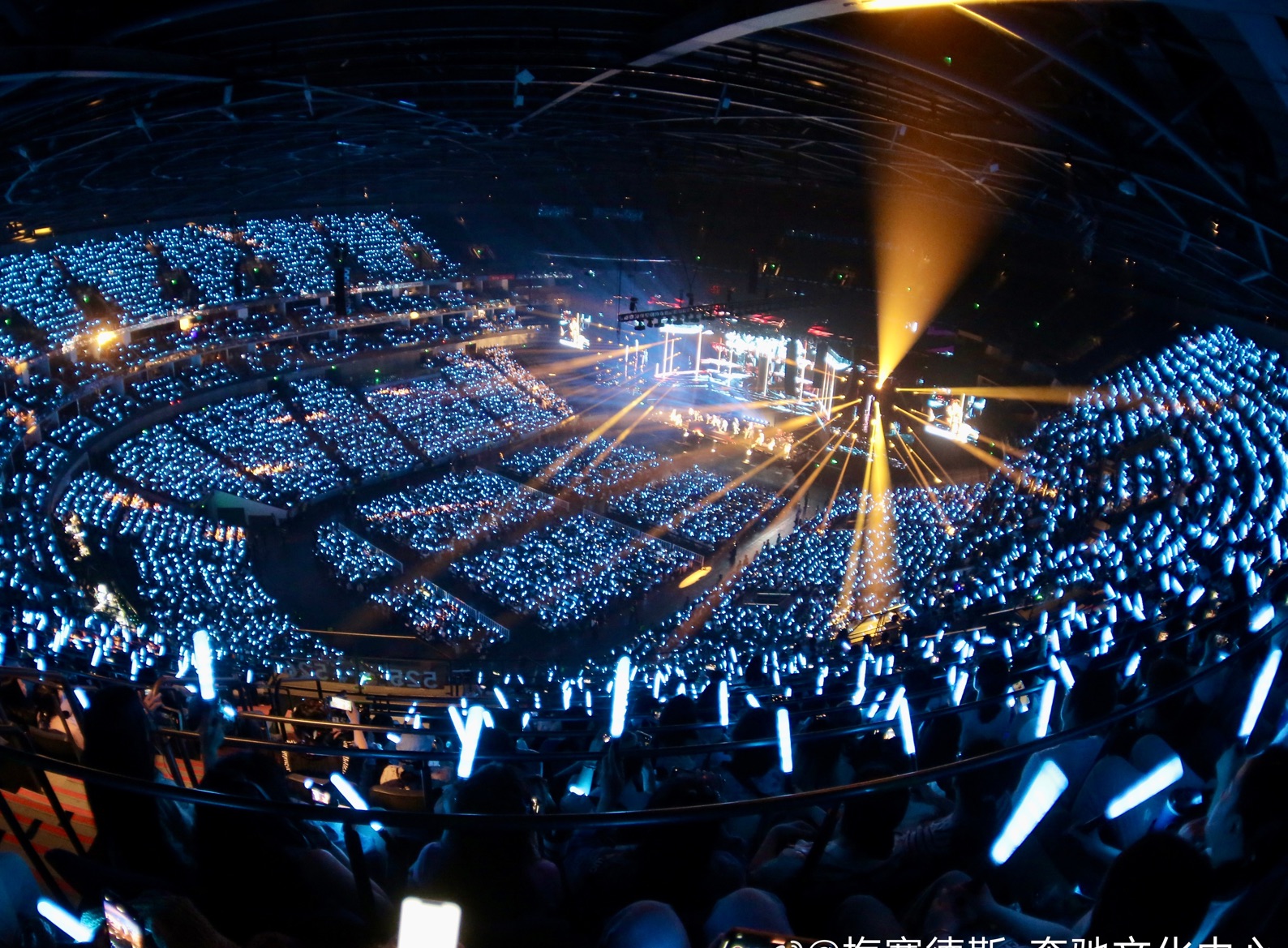 周深9.29hz上海梅奔演唱会《大鱼》