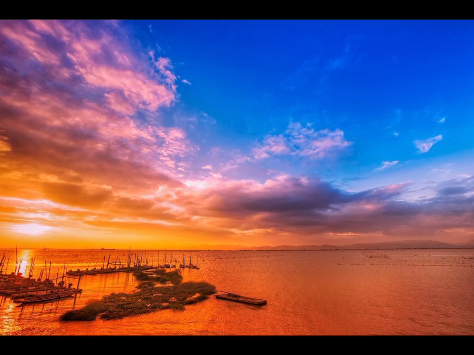 夕照红于烧,晴空碧胜蓝