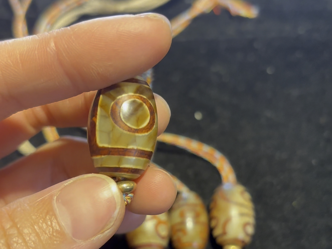 好漂亮达洛珠,一三五七眼,达洛珠通常指的是椭圆形的天珠,这种形状的