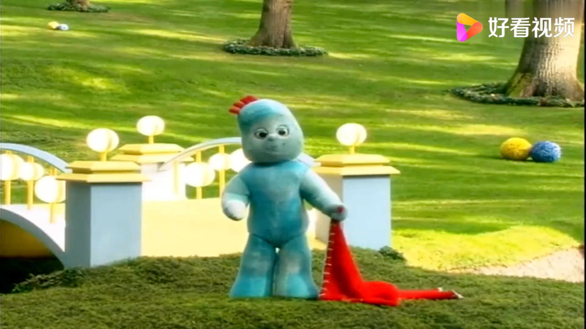 花园宝宝:唔西迪西来到桥上,桥开始放音乐,她在找依古比古