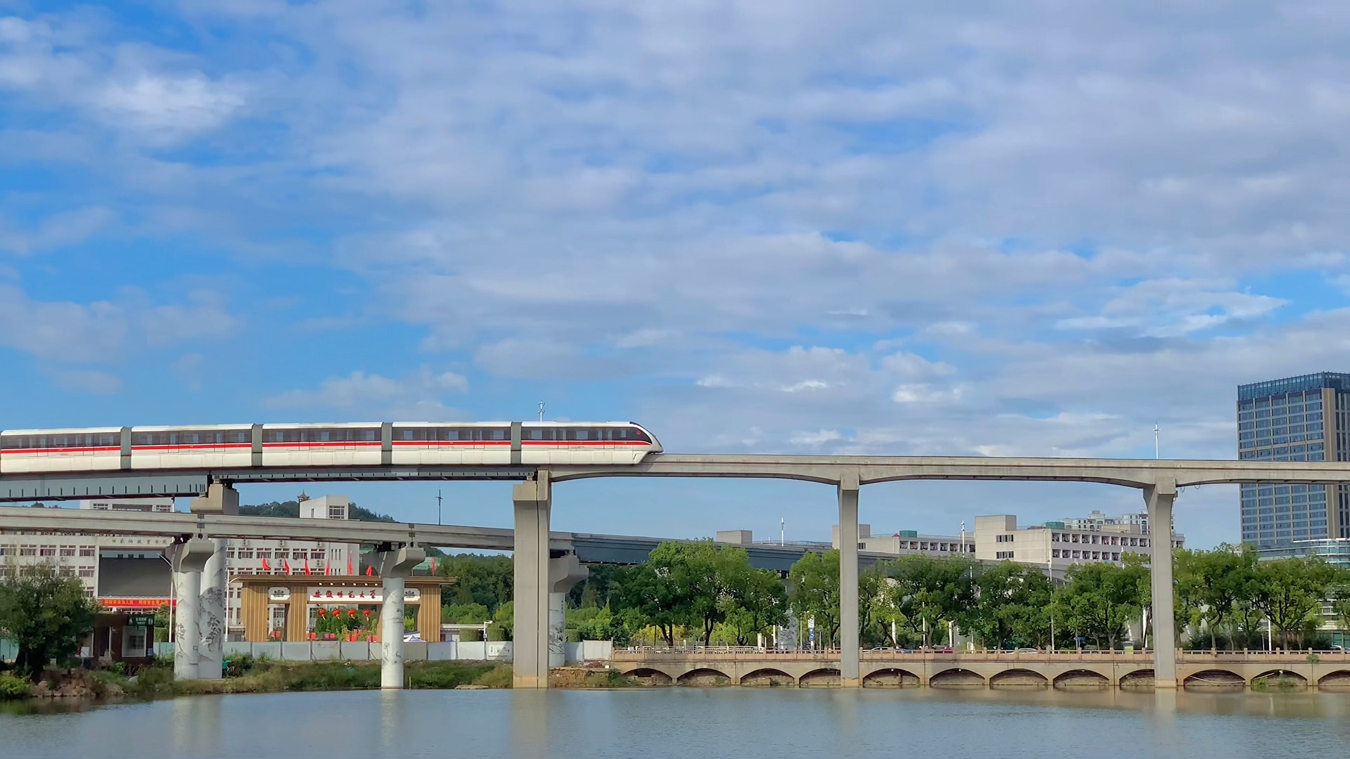 芜湖的轻轨太美啦