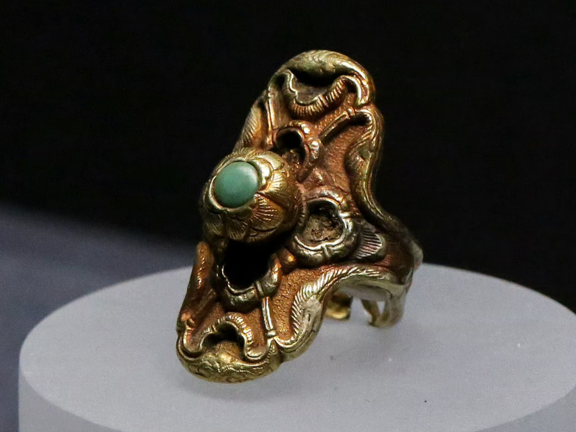 辽代盾形金戒指,内蒙古赤峰耶律羽之墓出土,内蒙古自治区文物考古研究