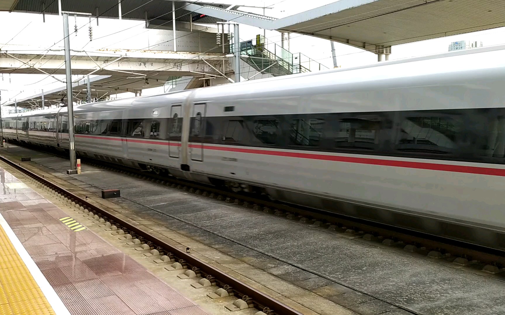 本务cr400af-a型复兴号动车组高速通过广州北站(空载运行)