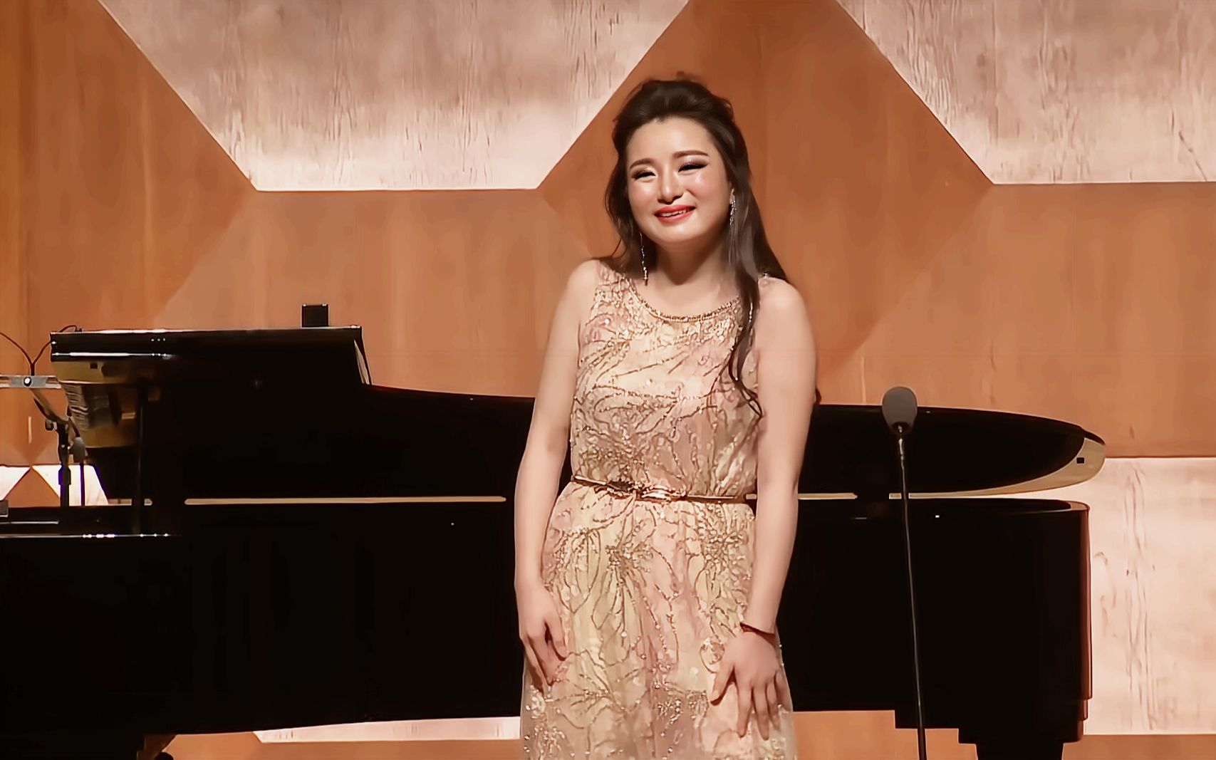 【张文沁】《我知道爱情是什么》选自歌剧《这里的黎明静悄悄》_哔哩