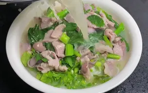 Download Video: 【学做饭之猪杂汤粉】肉嫩汤香很满足