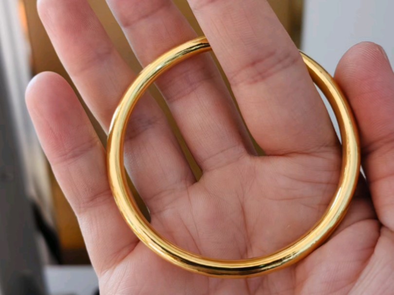 改款素圈手镯一只