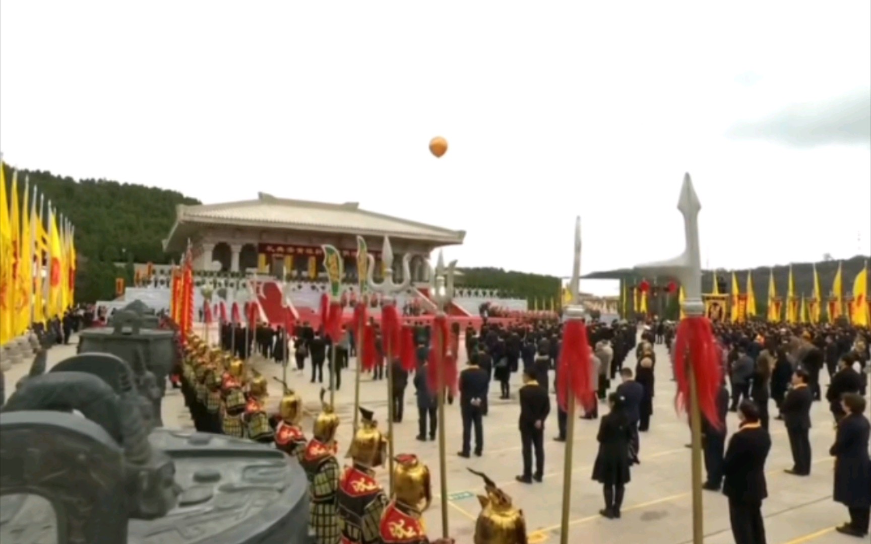 祭奠人文始祖轩辕皇帝!传承文化,勿忘祖先!时有古今,民俗亦异.仰惟圣神,圣灵不昧,其鉴纳焉!尚飨!哔哩哔哩bilibili