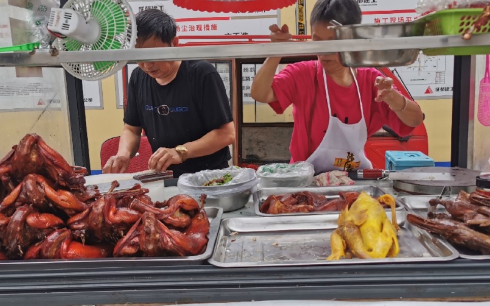 四川老夫妇摆摊卖熟食,价格实惠每天都能卖完,看一天能赚多少钱