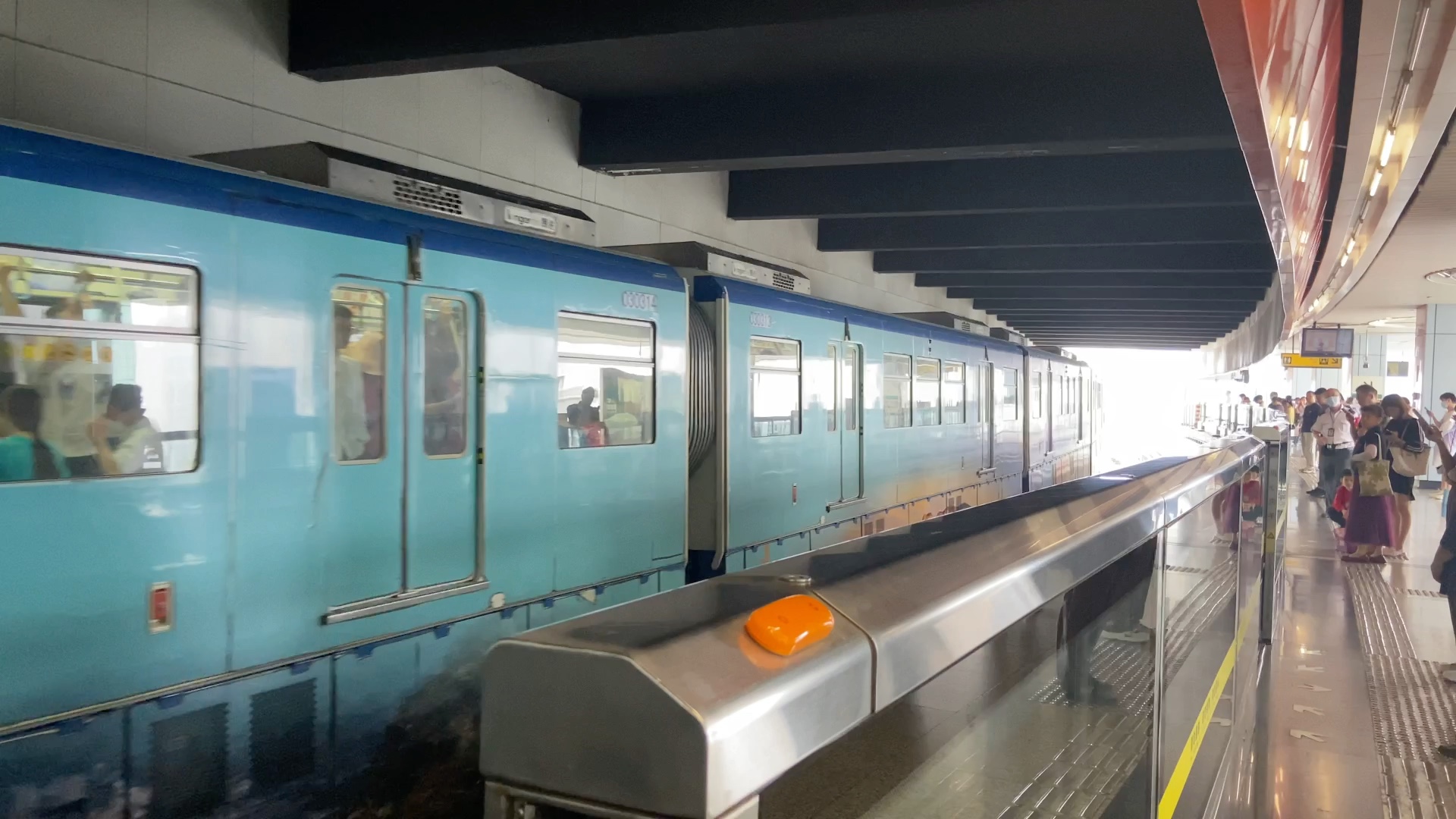 重庆轨道交通3号线 牛角沱站进站