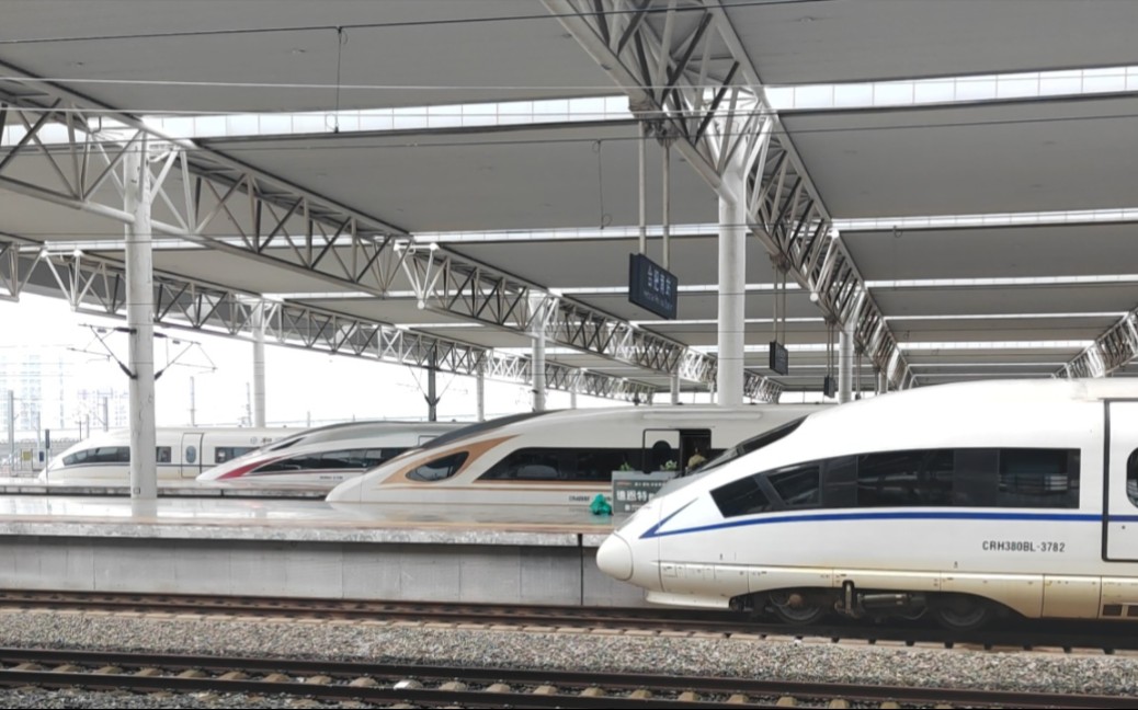 合肥南站四车同框 红神龙颜值一骑绝尘