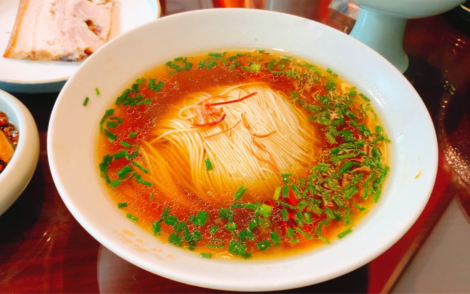苏式汤面,红汤透明如琥珀,浇头精致考究._哔哩哔哩_bilibili
