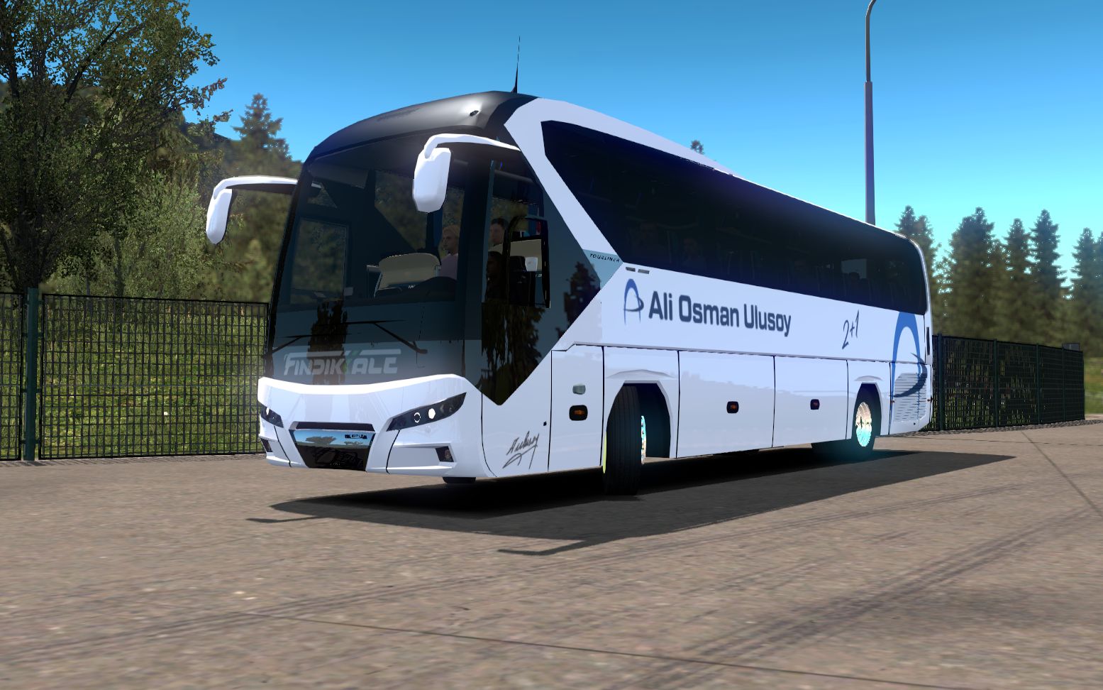 欧洲卡车模拟215车辆mod白色尼奥普兰大巴行驶在法国西部小路