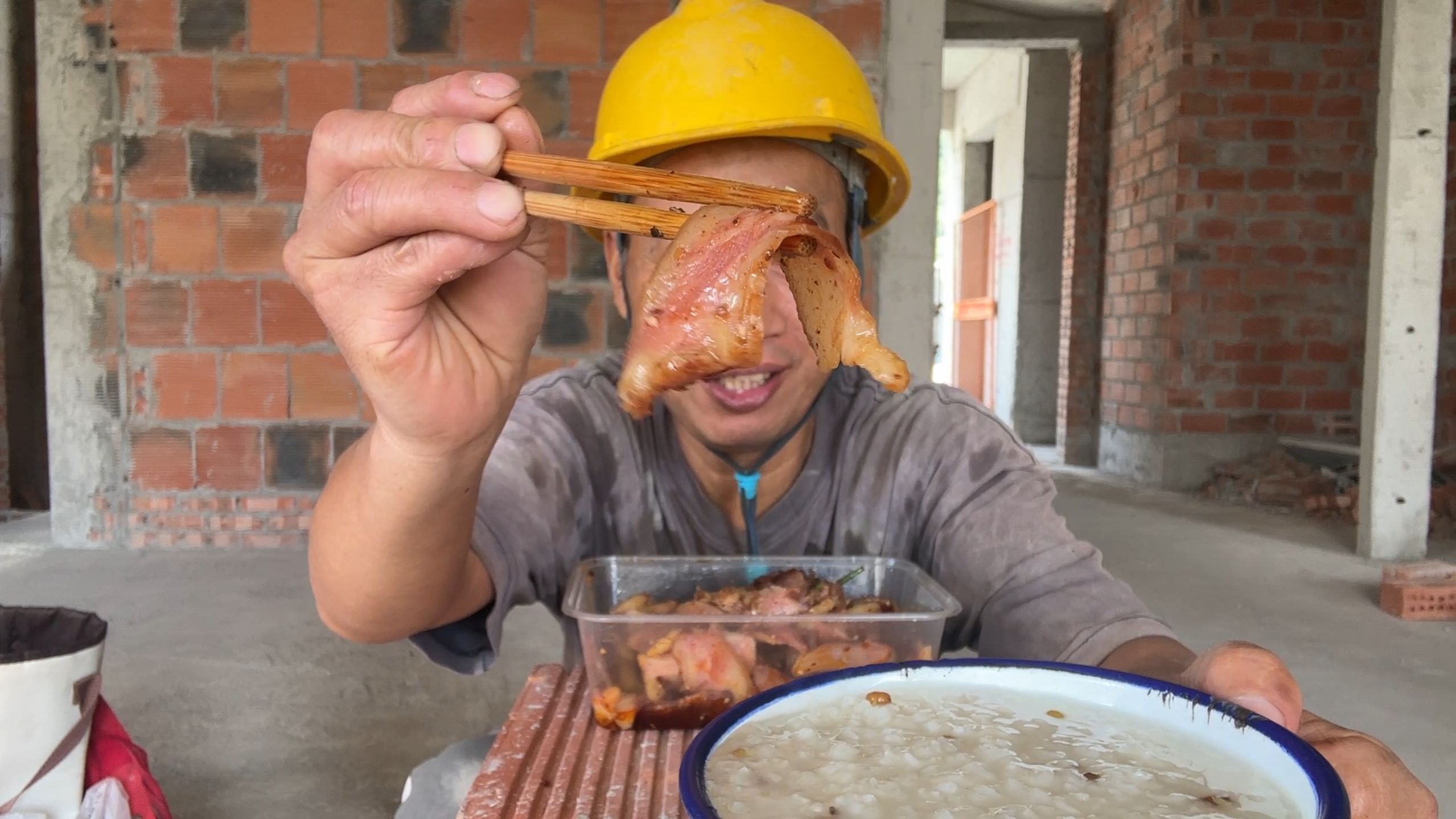 工地喝不少水，吃一斤烧腊，地上睡个午觉舒服