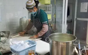 Download Video: 昆医一附院呈贡分院的食堂手工面片