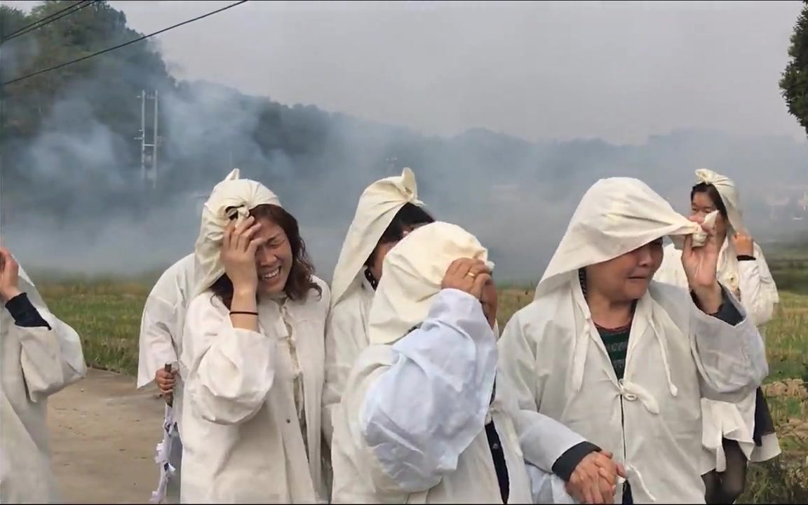 [图]鄂州丧葬纪录片：斋醮、入殓、过奈何桥、出殡、孝子致悼念词、绕棺、孝子谢客、骨灰入墓、烧包袱