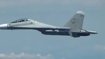 中国海军航空兵苏30MK2向美军扔了8颗干扰弹首度曝光