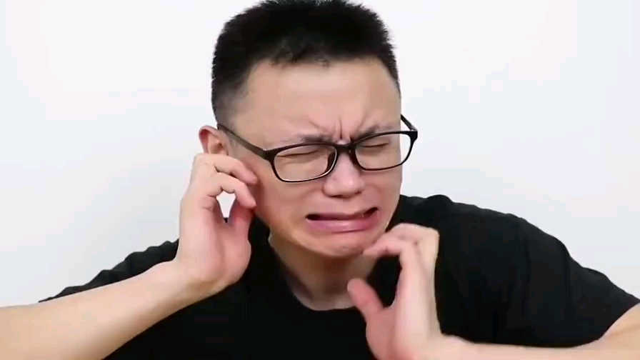 尬王李灿:冒险挑战危险灯泡糖,我嘴巴这么小很难成功?
