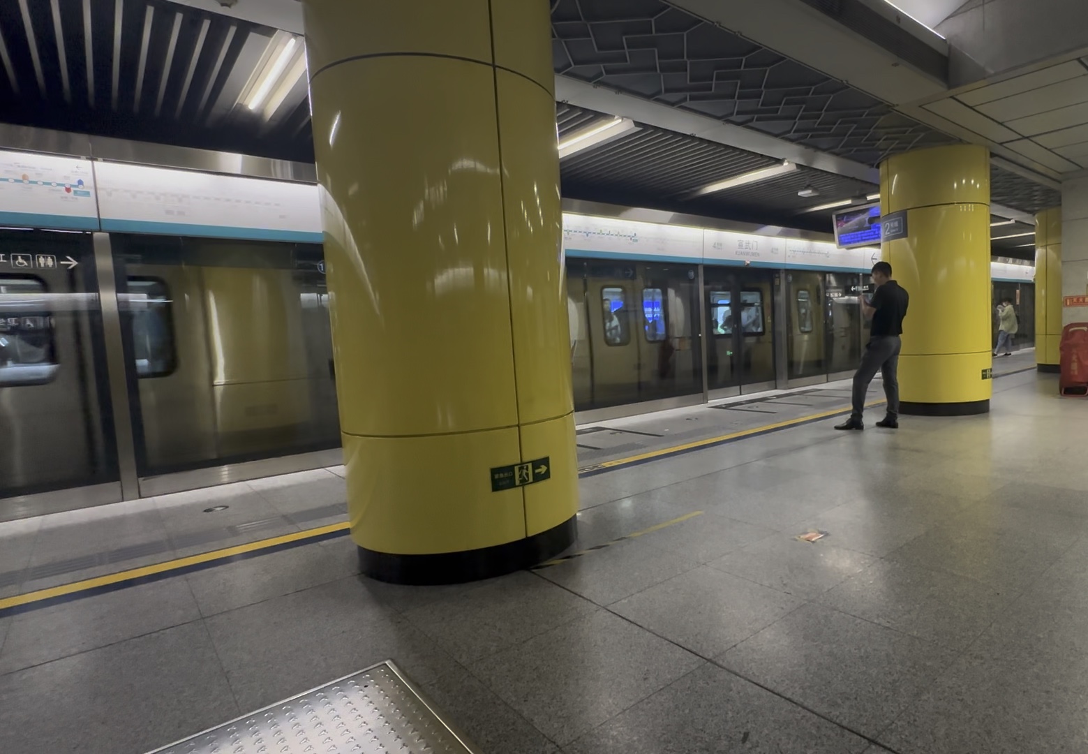 【京港地铁】4号线宣武门站进站(往安河桥北方向)