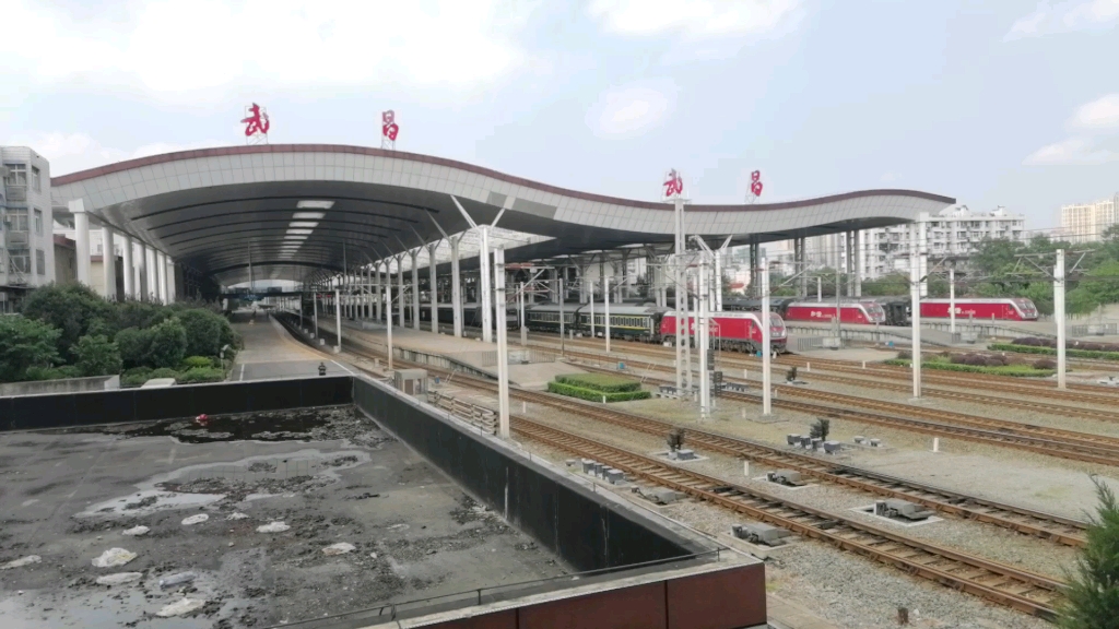 货列通过 k458次列车进武昌站