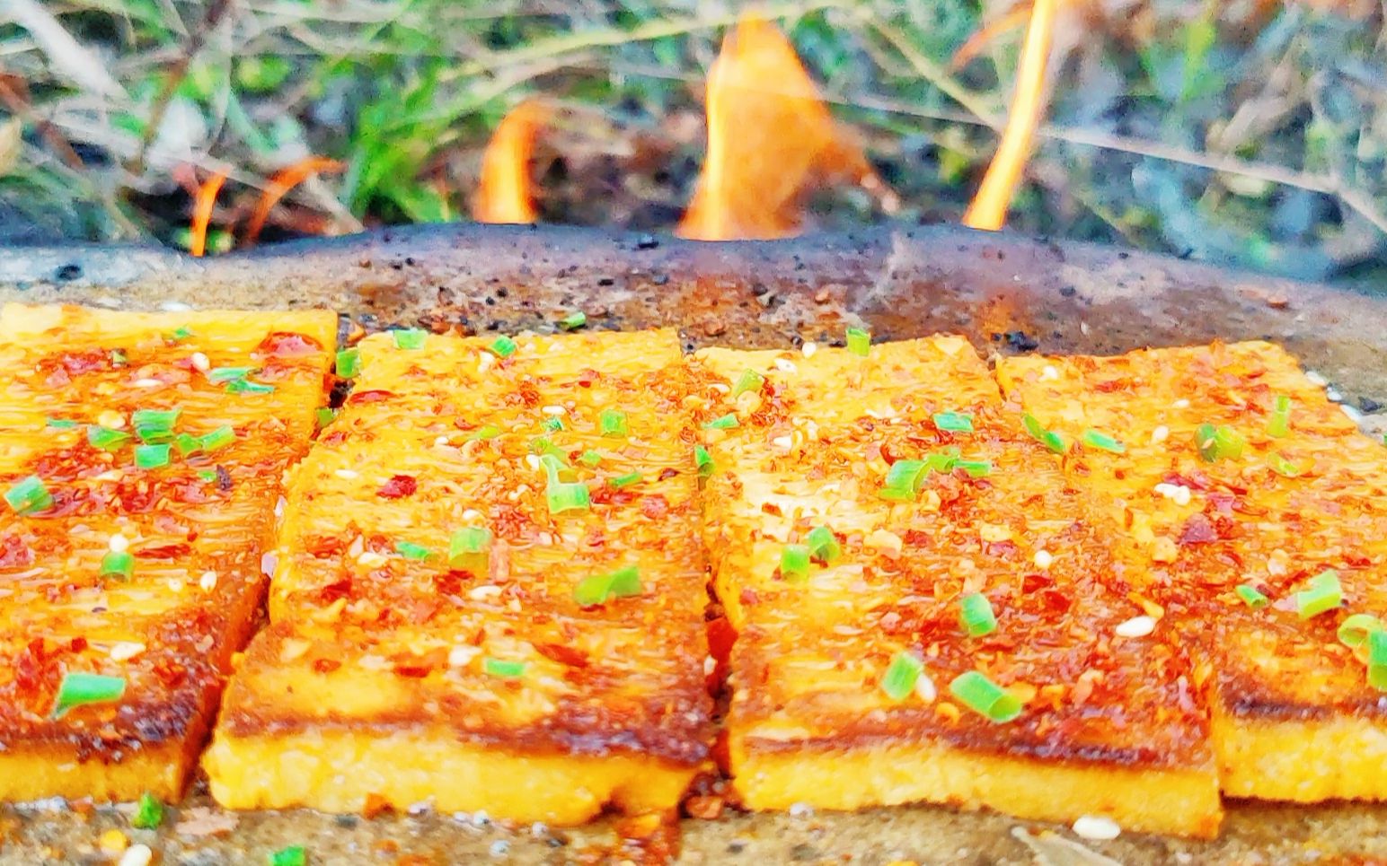 黄金糕也能烤着吃撒上辣椒面一口咬下去嘎嘣脆