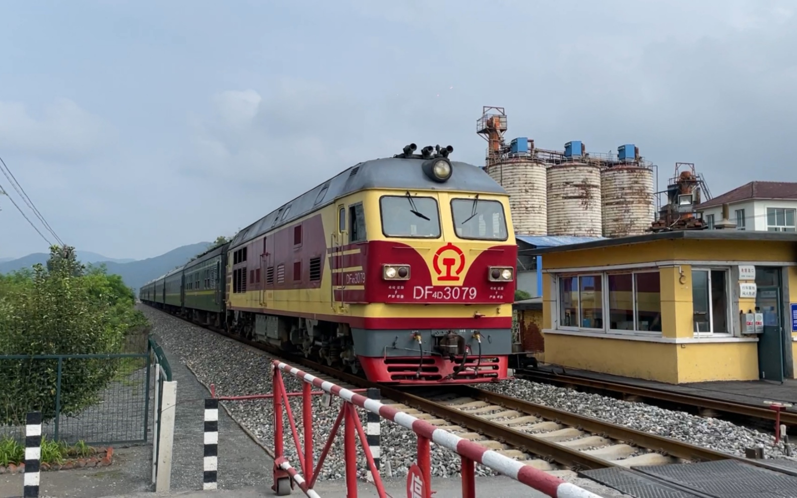 沈局沈段df4d3079牵引沈阳-丹东的4325次普快列车通过沈丹线139km 700