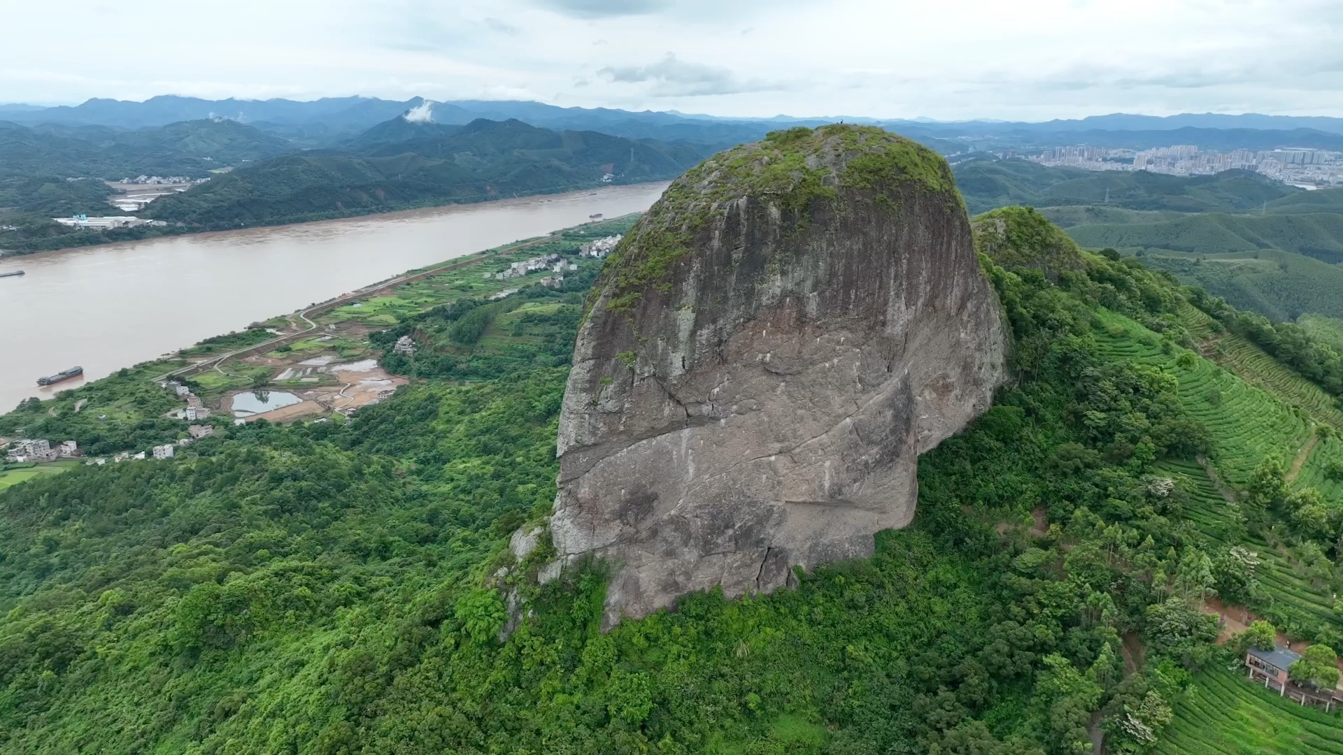 德庆华表石登山路图片