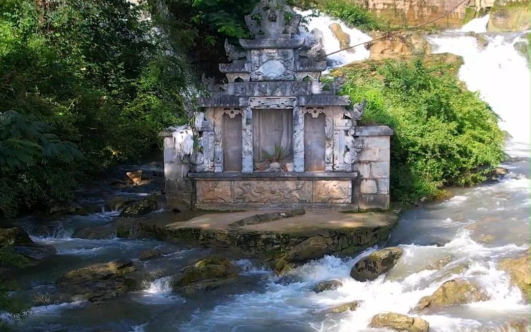 在贵州盘县有一座奇特的古墓,屹立在河水之中,历经千