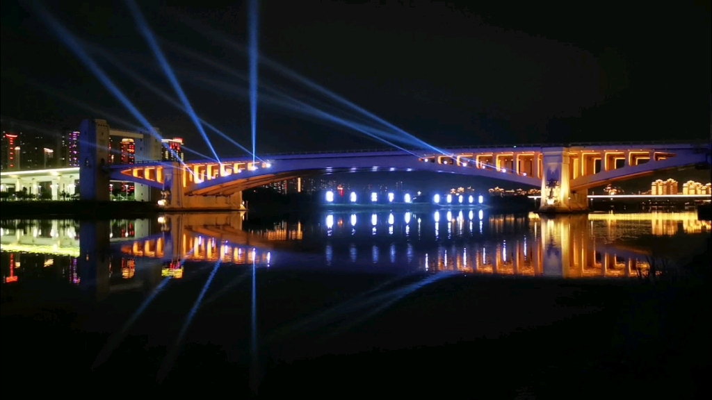 晋江两岸五彩斑斓的夜景灯把城市装点的流光溢彩