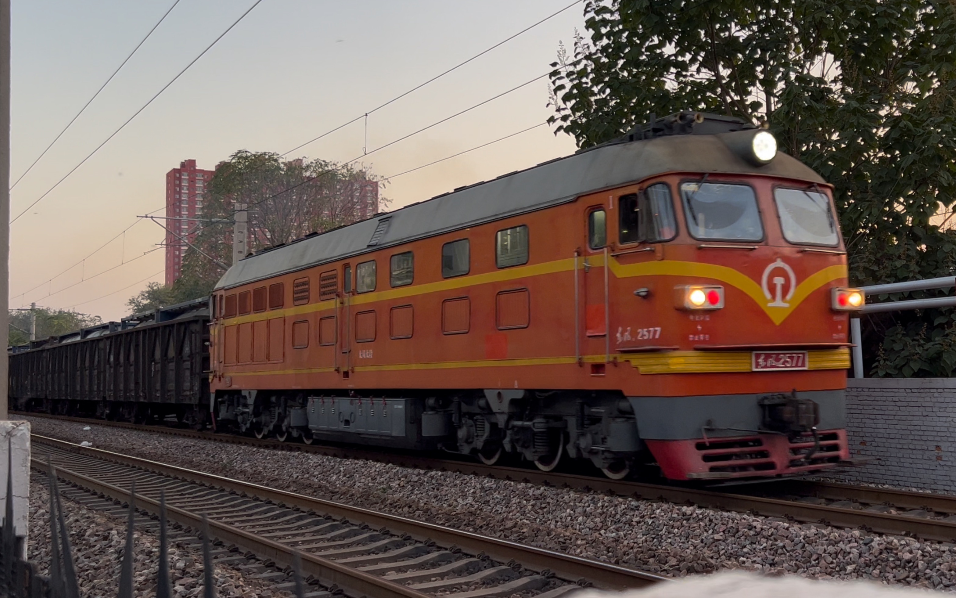 【客机拉货!】太局太段df4bk-2577牵引长编组小运转慢速通过.