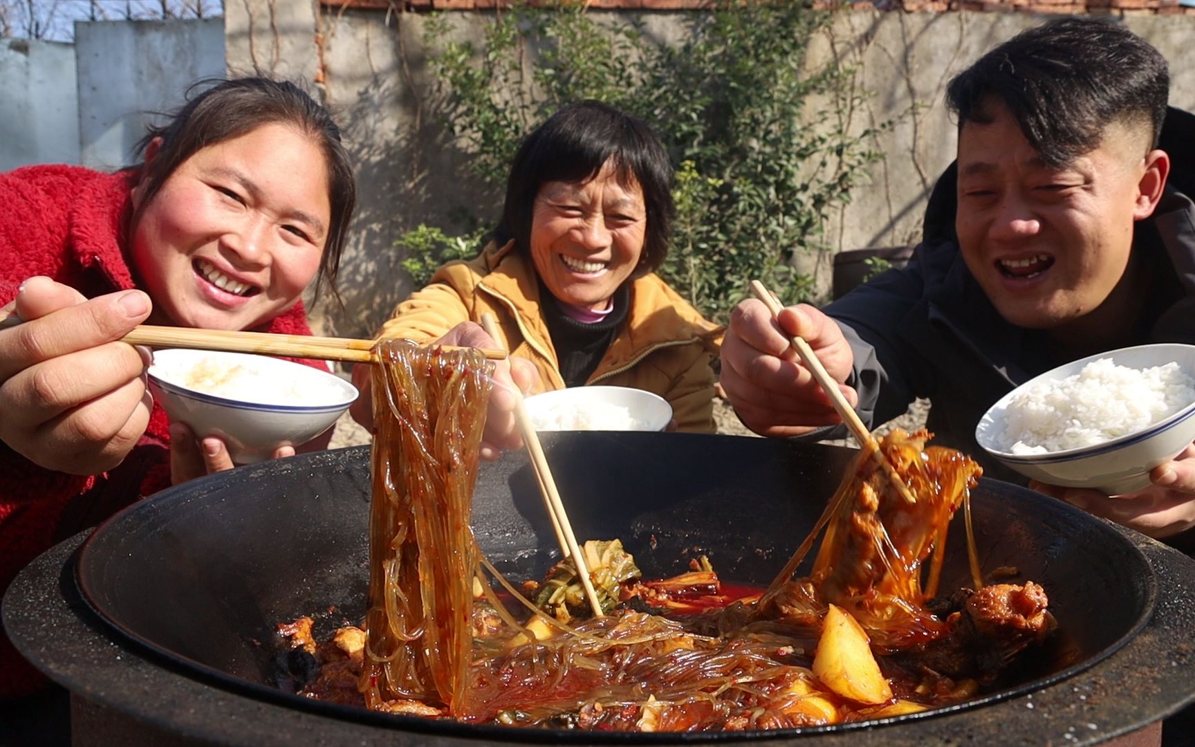 [图]200买条魔鬼鱼，胖妹配上酸菜一锅炖，香辣够味，一家三口解馋了