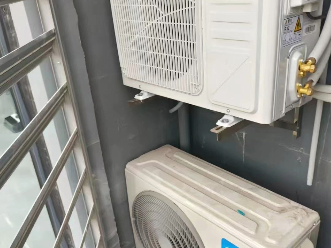 空调安装新姿势?巧用支架省空间!