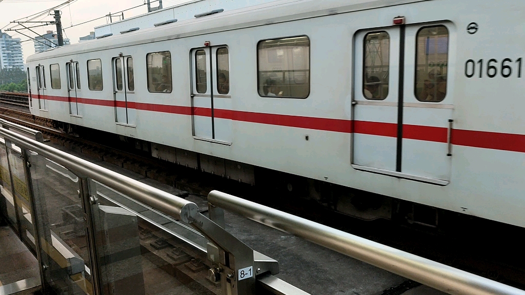 上海地铁1号线01a04伪八136共富新村出站