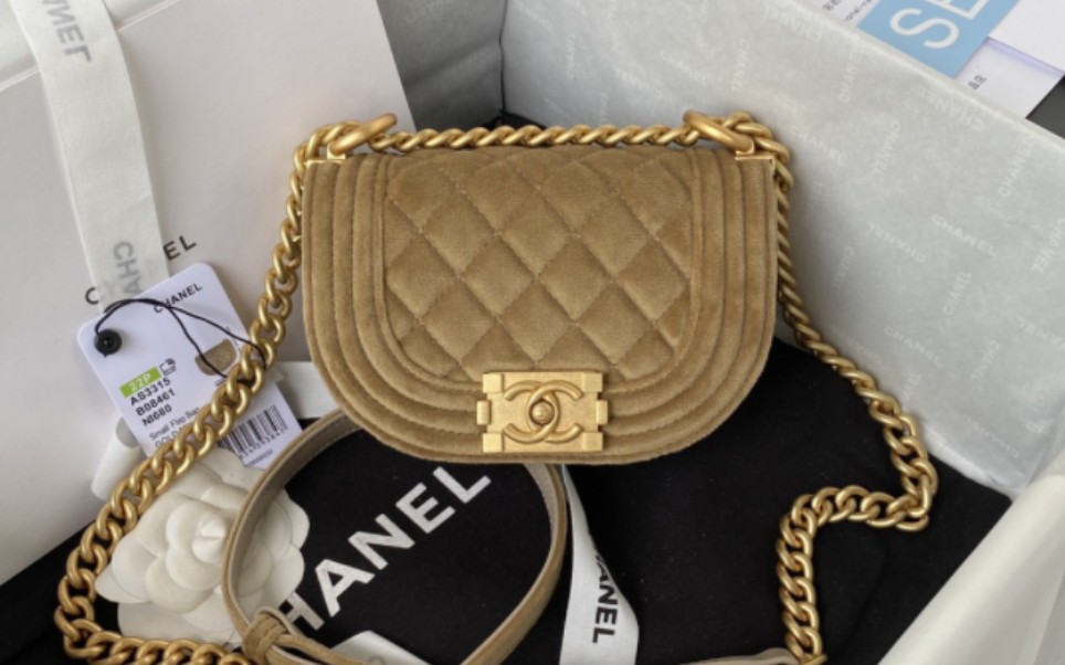 【香奈儿 进口球纹丝绒7615马鞍包 as3315】新款非常俏皮,容量不