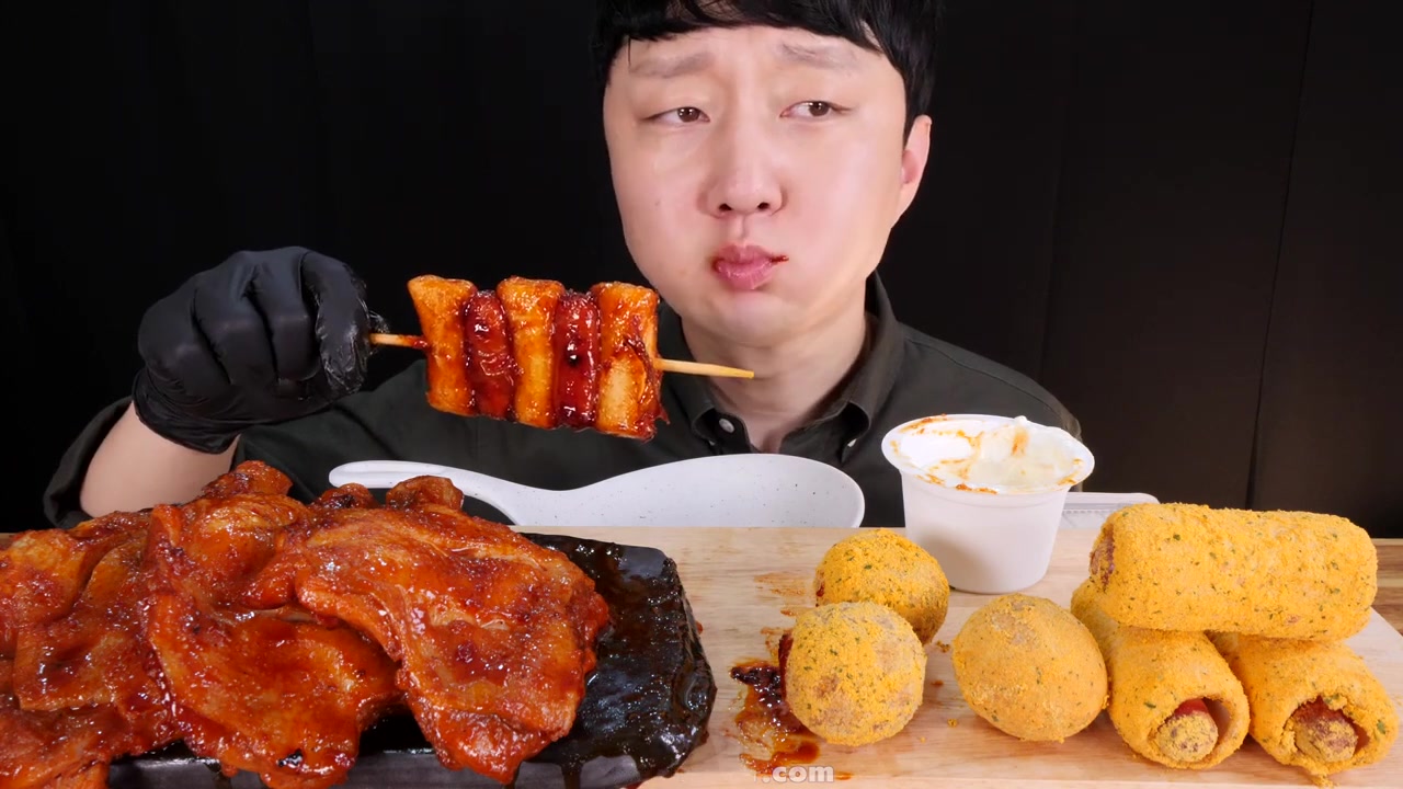 【韩国吃播屋塔房小哥】巨型鸡腿 香肠年糕 奶酪球~w