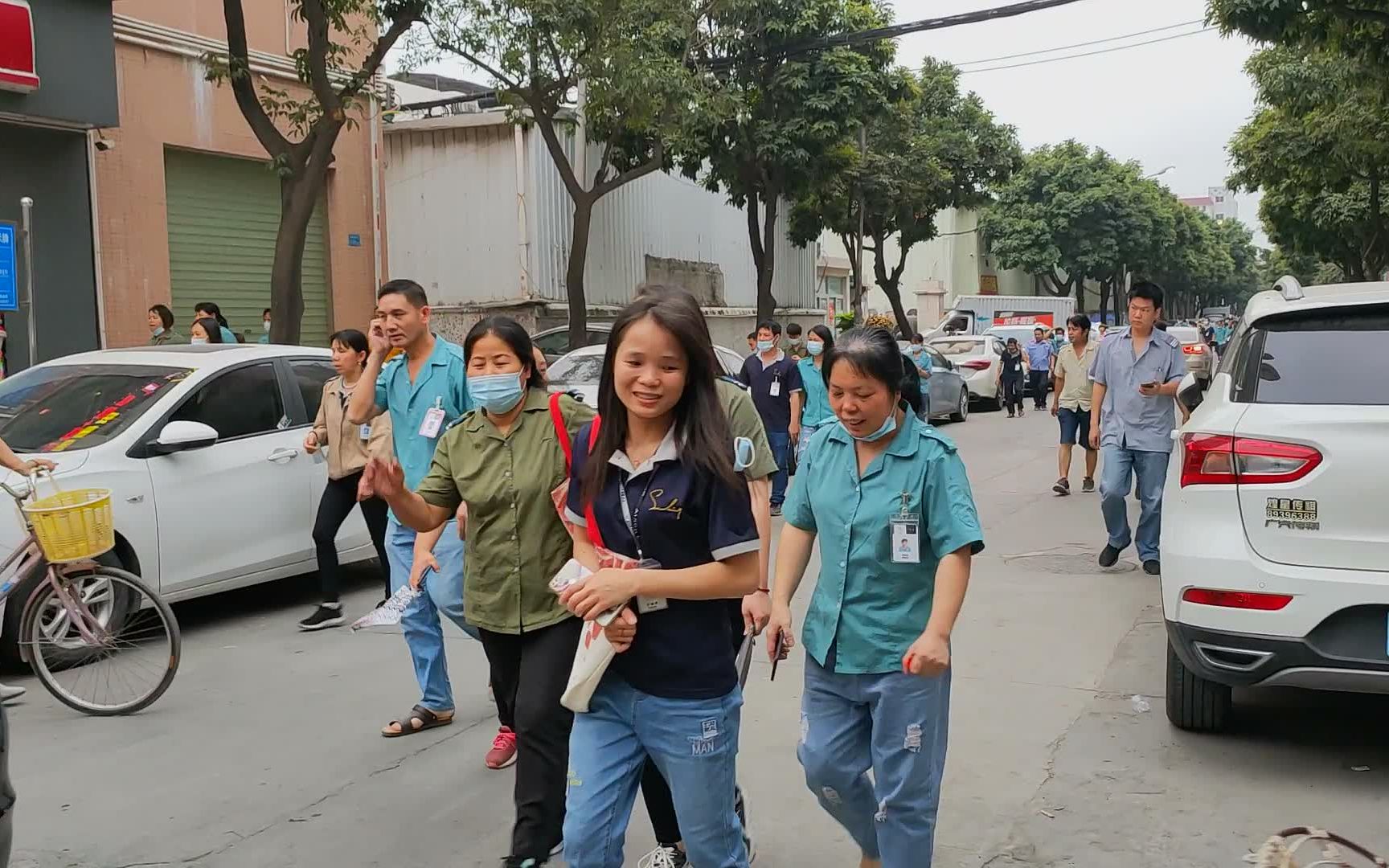 广东东莞老牌港资工厂,下班的场面太壮观了,附近出租屋密密麻麻_哔哩