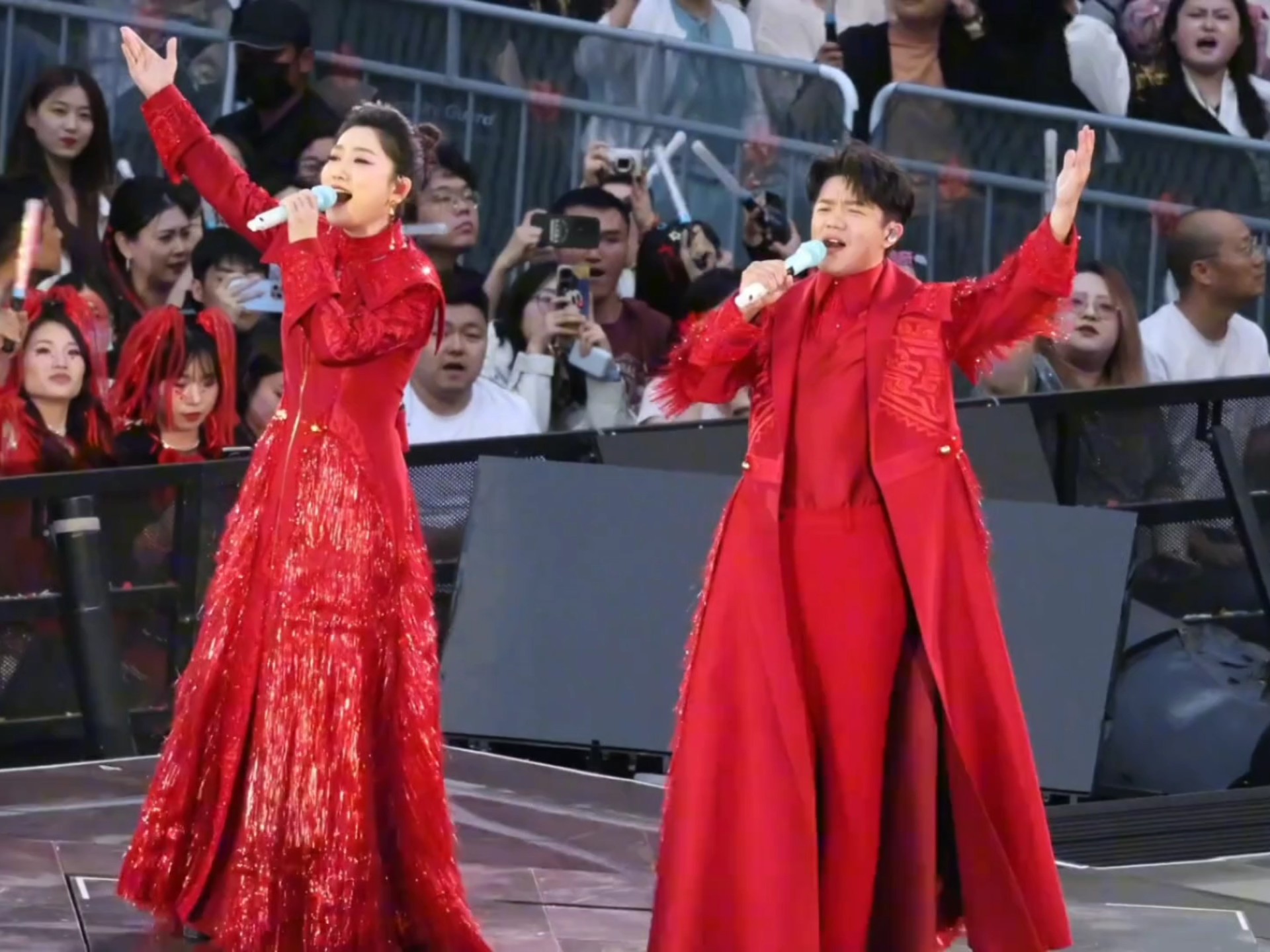 万人瞩目下凤凰传奇在鸟巢第一天依旧是红色喜服出场!