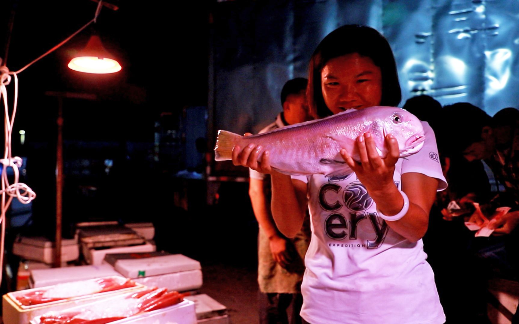 渔民清晨出海凌晨4点回港还在码头摆摊卖鱼都是为了生活