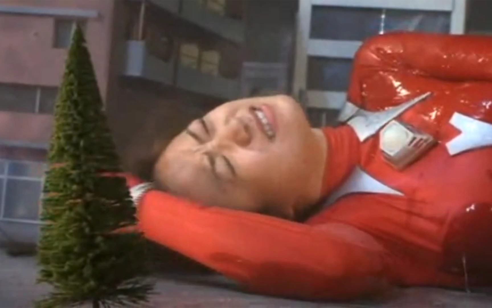 女奥特曼被怪兽咬伤肩膀,同时,怪兽释放酸液攻击女奥