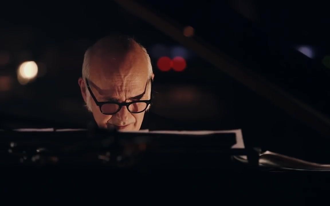 [图]Ludovico Einaudi – Una Mattina (Live A Fip 2015)