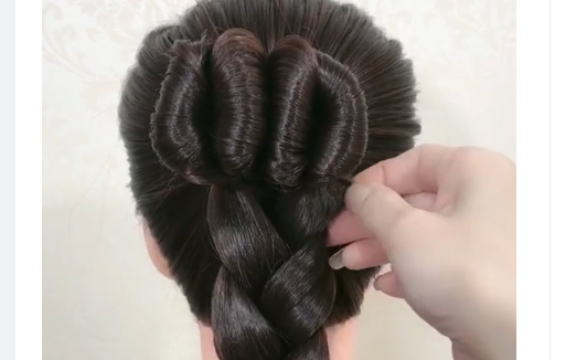 草莓丸子头,这样扎美翻了