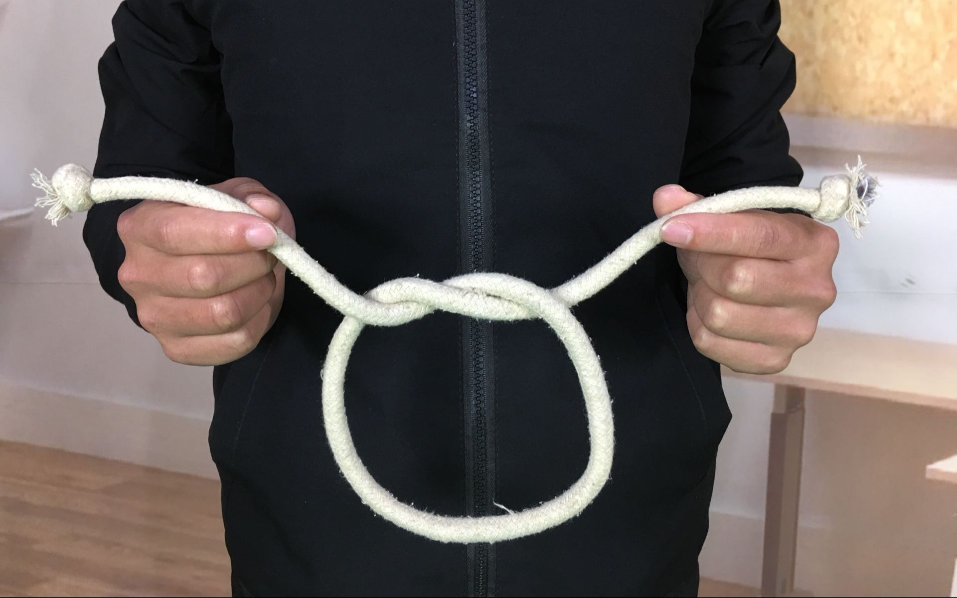 刘谦表演过的绳结瞬间消失,被这魔术忽悠了很多年,今天为你揭秘