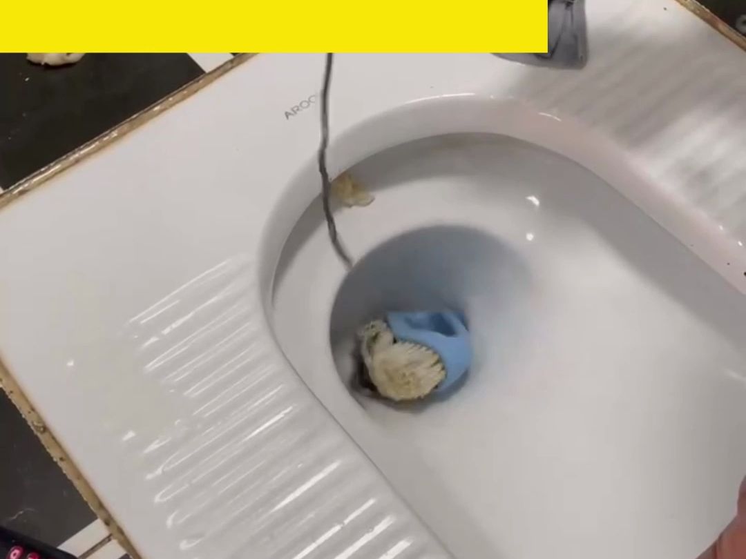 洗衣服鞋刷子掉入蹲坑下面怎么办#绵阳非开孔掏硬物#看师傅是如何操作