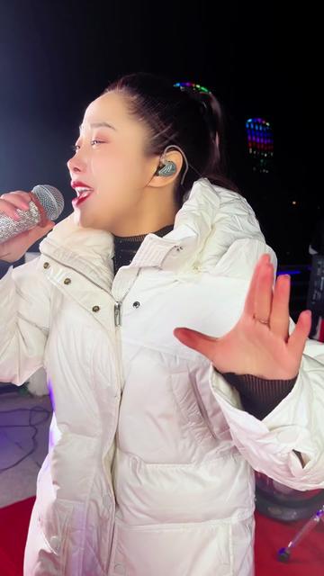 鞍山大晨辰 #大晨辰 #户外唱歌 #招牌笑容 #真人真唱