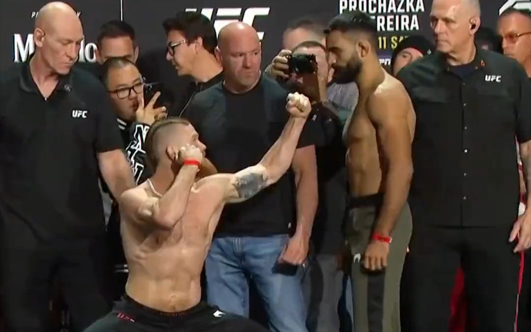 ufc295 "法国特种兵"圣丹尼斯vs马特·弗雷沃拉 赛前称重对视