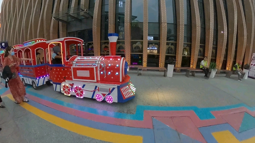 五棵松华熙live玩滑梯