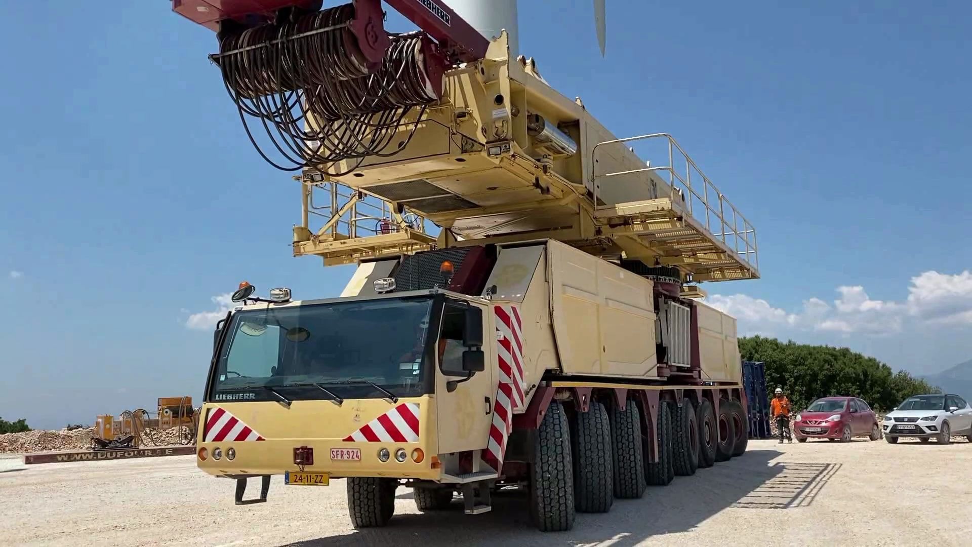 拆卸并牵 利勃海尔 lg1750 起重机