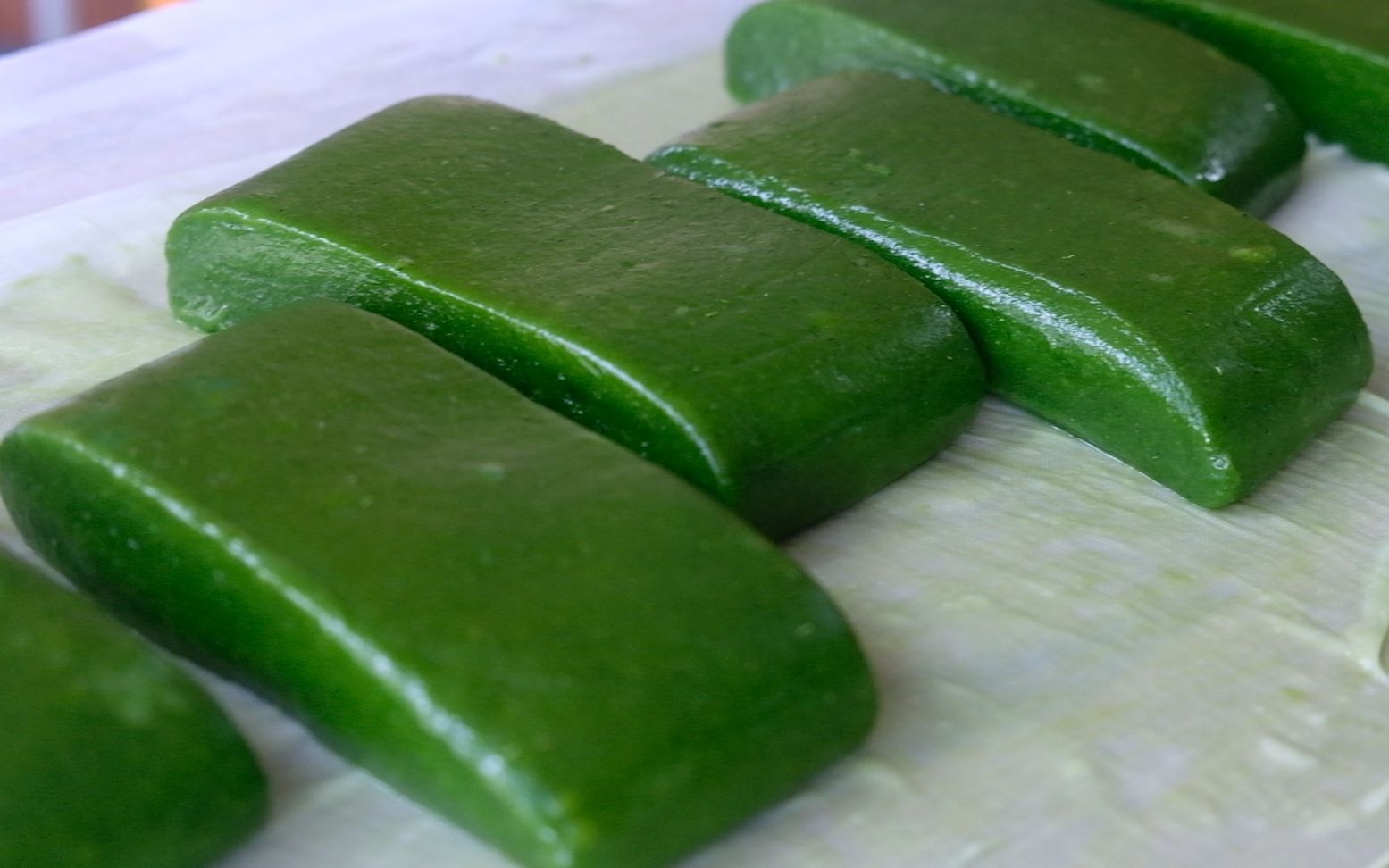 特别的麦青年糕用小麦汁做的苏式糕团